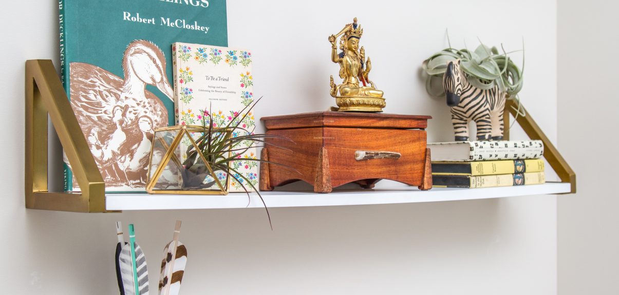 Deesign Tip: 3 Surefire Bookshelf Styling Tricks To Get Your Shelfie Noticed